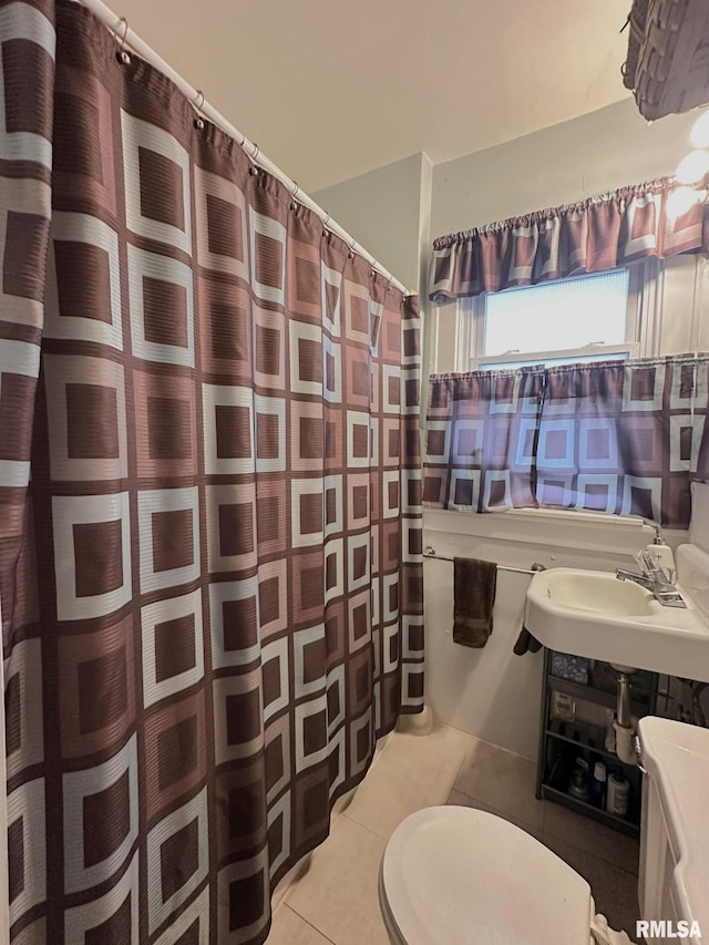 277 N Ivan Ave, Galesburg, IL 61401 - full bathroom featuring tile patterned flooring, toilet, a shower with curtain, and a sink