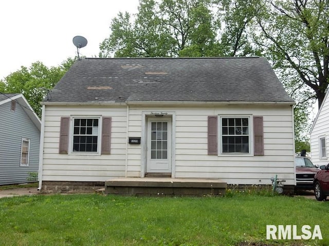 1320 E Stanford Ave, Springfield, IL 62703 - view of front of property with a front yard and roof with shingles