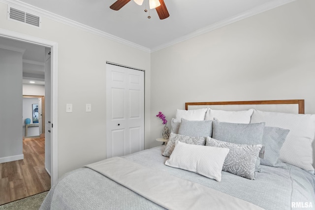 188 E Hazel Dell Ln, Springfield, IL 62712 - bedroom with crown molding, wood finished floors, ceiling fan, baseboards, and a closet