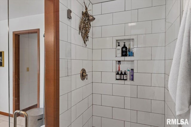 1405 Woods Farm Ln, Springfield, IL 62704 - bathroom with a tile shower