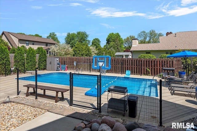1405 Woods Farm Ln, Springfield, IL 62704 - community pool with a patio area
