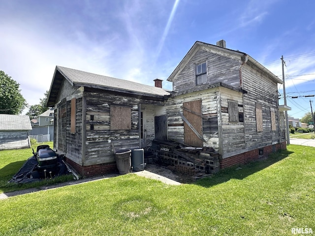 1309 E Main St, Galesburg, IL 61401 - view of front facade with a front lawn and a chimney