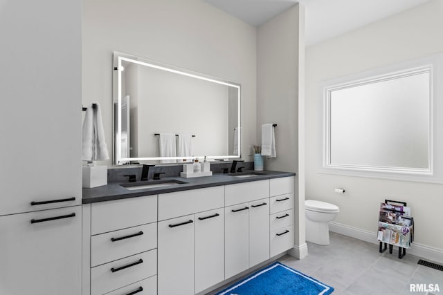 321 Harbor Point Pl, Springfield, IL 62712 - full bath featuring double vanity, toilet, and baseboards