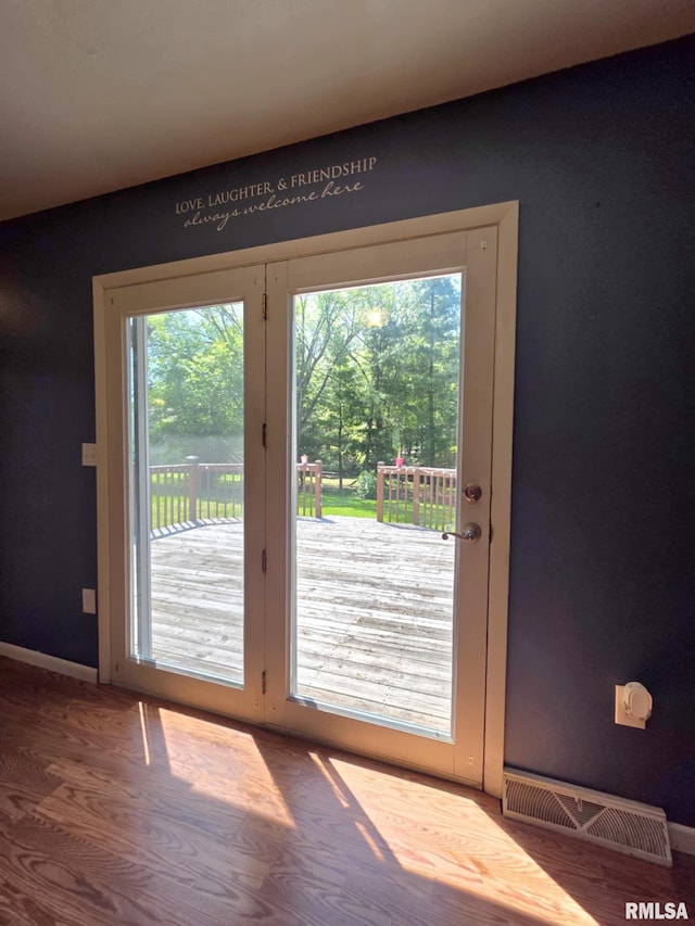 514 W Washington St, Mendon, IL 62351 - doorway to outside with plenty of natural light and baseboards