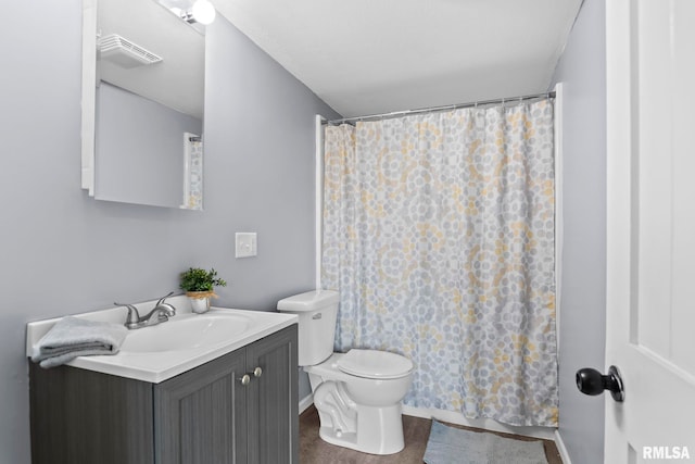 full bathroom featuring toilet, vanity, a shower with curtain, and baseboards