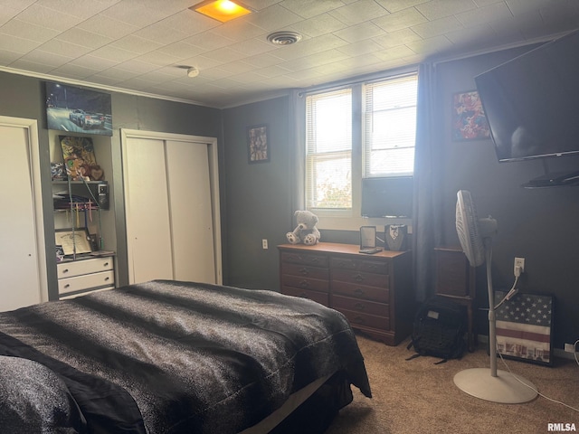 3210 Rendlen Ave, Hannibal-Mo, MO 63401 - bedroom featuring carpet flooring, crown molding, and a closet