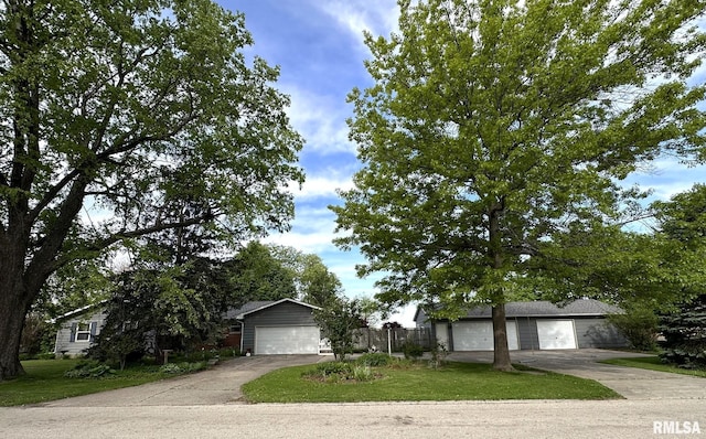 810 NW 7th Ave, Galva, IL 61434 - view of front of property with a detached garage