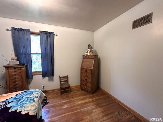 810 NW 7th Ave, Galva, IL 61434 - bedroom with wood finished floors and baseboards