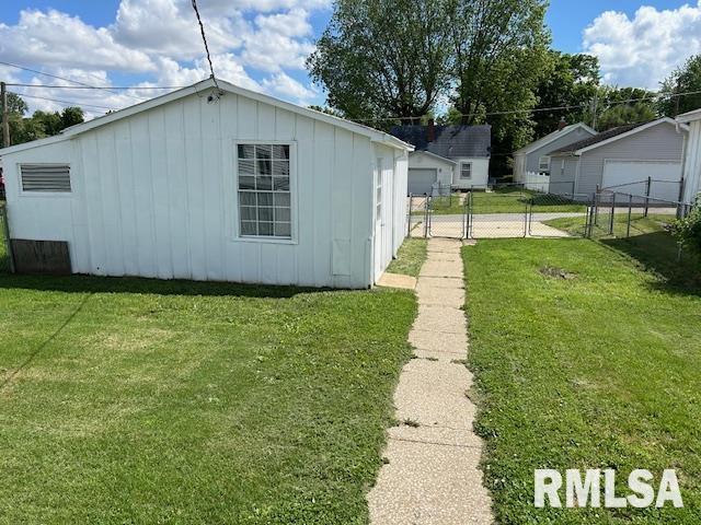818 Van Buren St, Quincy, IL 62301 - view of outdoor structure featuring a gate