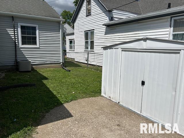818 Van Buren St, Quincy, IL 62301 - view of yard featuring a storage unit and an outbuilding