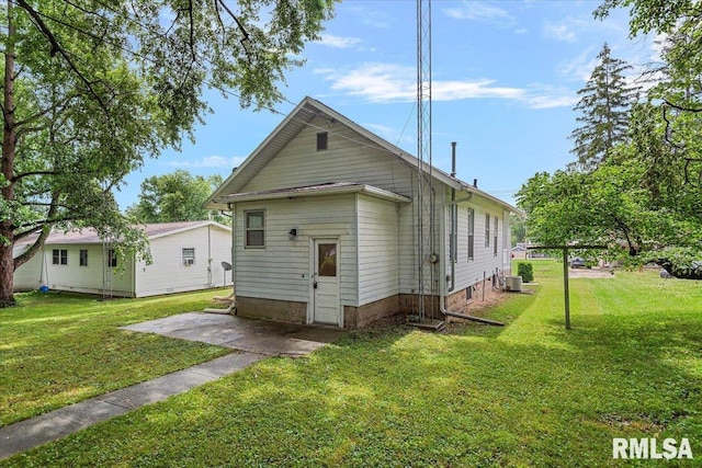 708 E 5th St, Pana, IL 62557 - rear view of house featuring a lawn