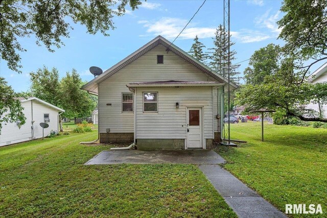 708 E 5th St, Pana, IL 62557 - back of property featuring a lawn and a patio area