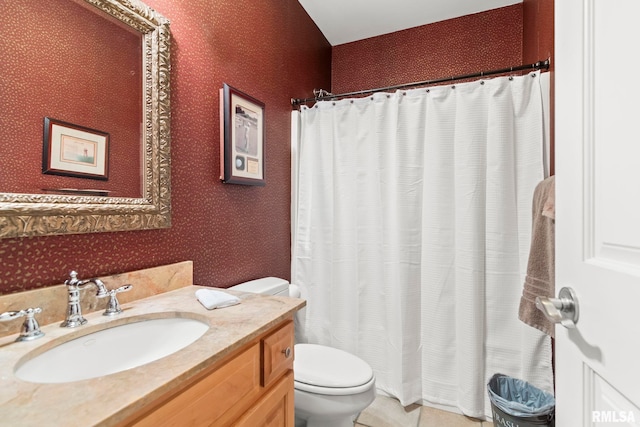 4901 Wildcat Run, Springfield, IL 62711 - full bathroom featuring wallpapered walls, toilet, vanity, and curtained shower