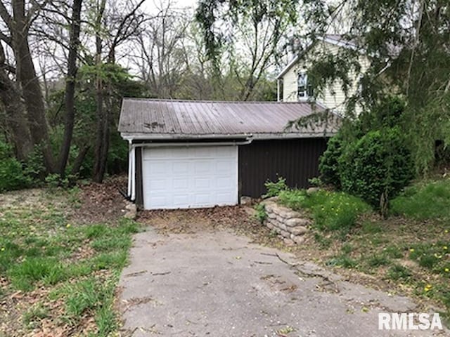 1522 Rim Rd, Quincy, IL 62305 - detached garage featuring driveway