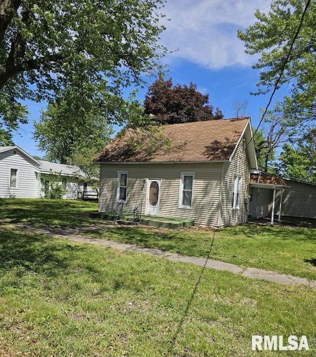 300 W Prairie St, Camp Point, IL 62320 - view of front of home with a front yard