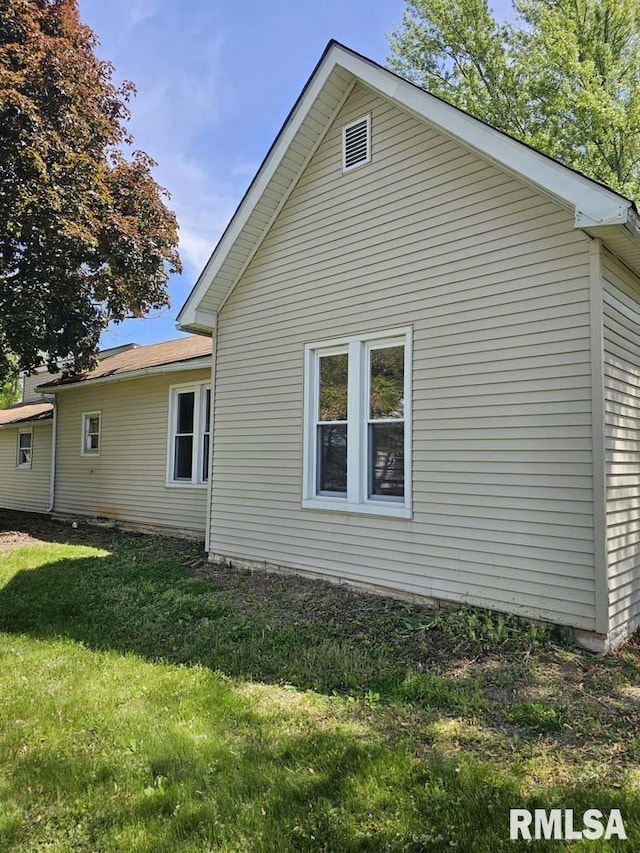 300 W Prairie St, Camp Point, IL 62320 - view of side of home with a yard