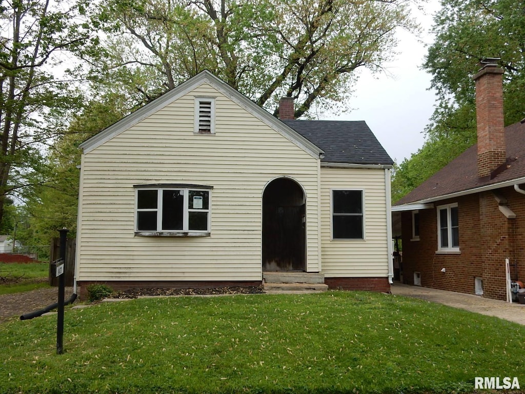 1411 N Franklin Ave, Springfield, IL 62702 - view of front facade with entry steps, a front lawn, and roof with shingles