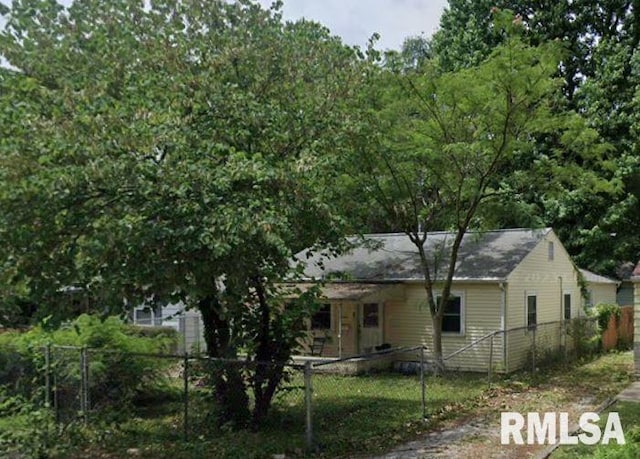 view of front facade with a fenced front yard