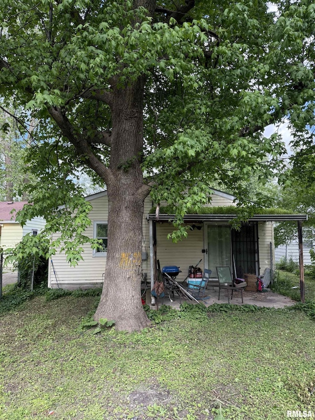 2853 Hoover Ave, Springfield, IL 62703 - rear view of property with a patio area