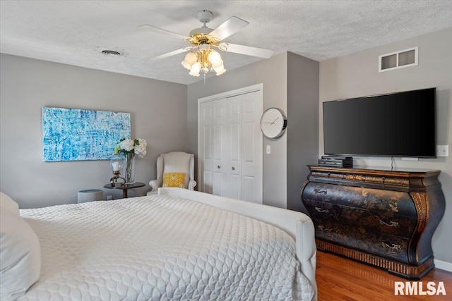 505 Clipper Rd, Springfield, IL 62704 - bedroom featuring wood finished floors, a closet, a textured ceiling, and ceiling fan