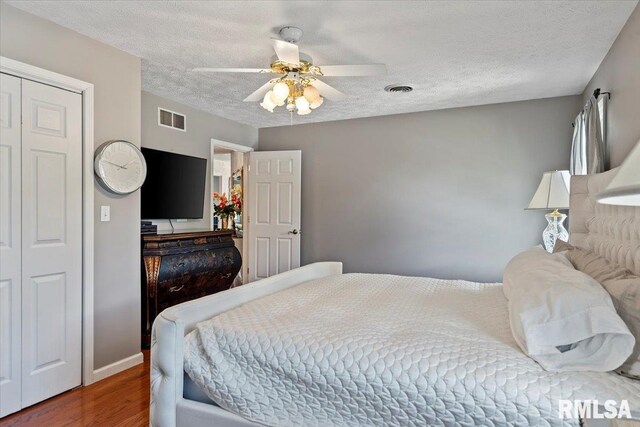 505 Clipper Rd, Springfield, IL 62704 - bedroom featuring wood finished floors, a textured ceiling, a ceiling fan, and baseboards