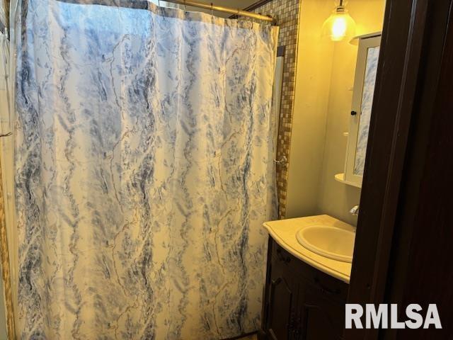 412 Pine St, Greenfield, IL 62044 - full bath featuring vanity and a shower with shower curtain