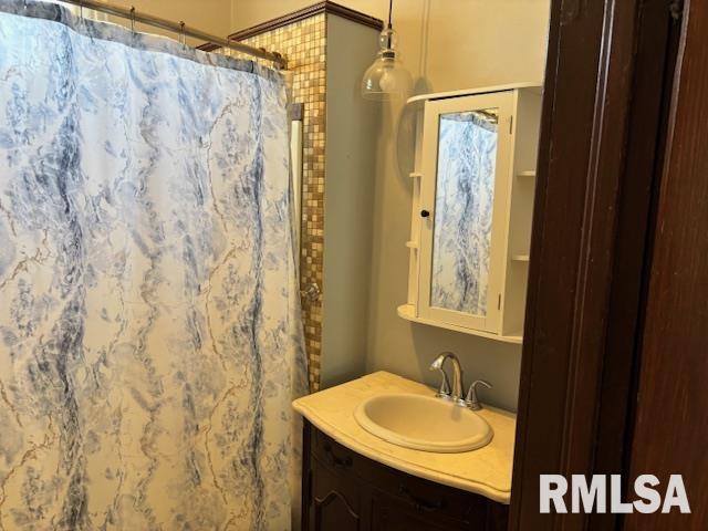 412 Pine St, Greenfield, IL 62044 - bathroom with vanity and curtained shower