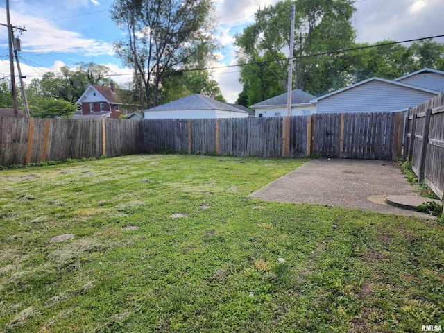 view of yard featuring a patio area