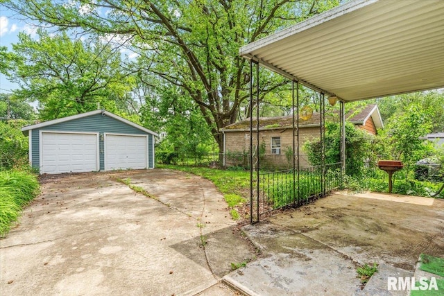 1816 S Street Ct, Springfield, IL 62703 - detached garage featuring fence