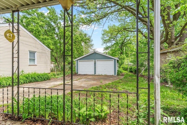 1816 S Street Ct, Springfield, IL 62703 - view of yard with a garage and an outdoor structure