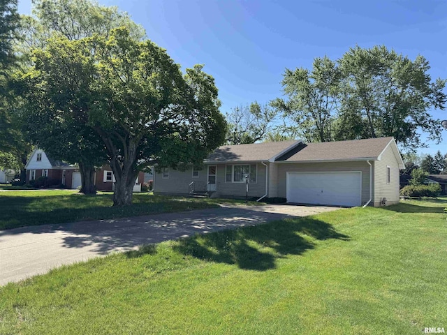 845 E Main St, Havana, IL 62644 - ranch-style house featuring a garage, driveway, and a front yard