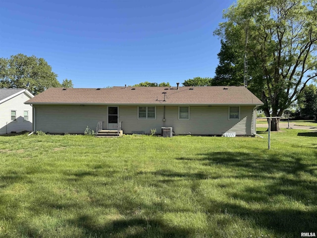 845 E Main St, Havana, IL 62644 - rear view of house with a lawn