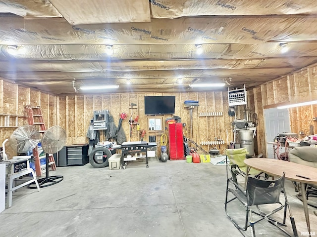 103 N Ohio Ave, Abingdon, IL 61410 - garage featuring a workshop area