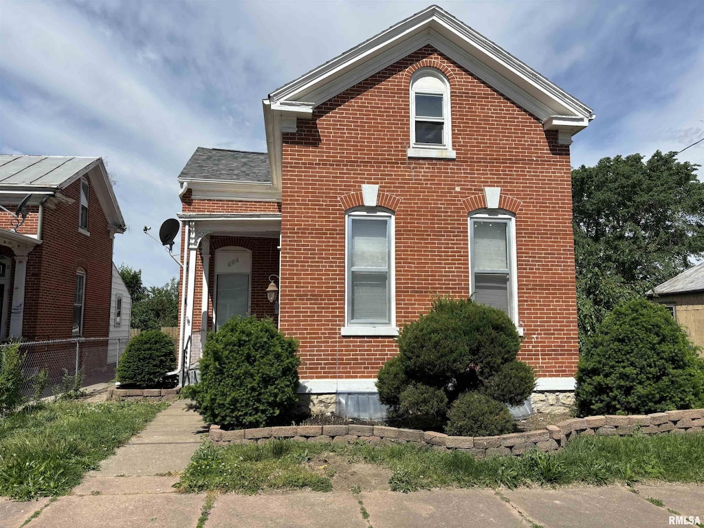 606 S 6th St, Quincy, IL 62301 - traditional-style home with brick siding