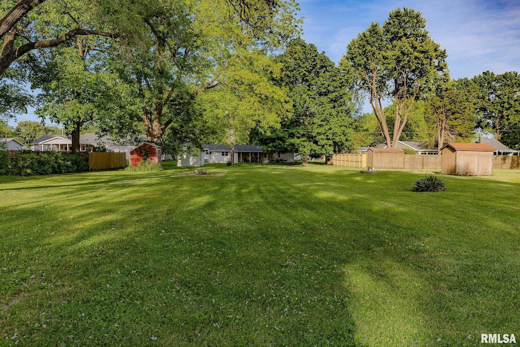 443 Loomis Ln, Carlinville, IL 62626