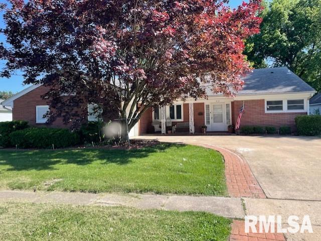 413 W Grant St, Pittsfield, IL 62363 - view of front of house featuring a front lawn