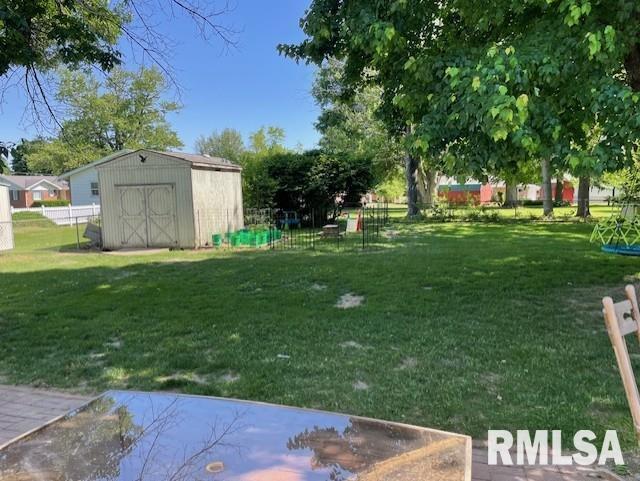 413 W Grant St, Pittsfield, IL 62363 - view of yard featuring a storage shed and an outdoor structure