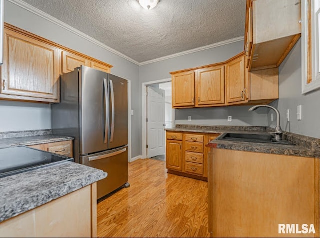 1507 4th St, Lincoln, IL 62656 - kitchen featuring freestanding refrigerator, a sink, a textured ceiling, light wood finished floors, and crown molding