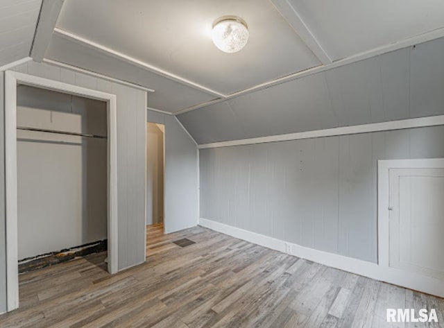 1507 4th St, Lincoln, IL 62656 - additional living space featuring vaulted ceiling, wood finished floors, a decorative wall, and baseboards