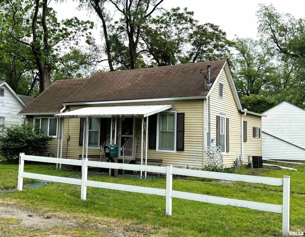 909 S Coleman St, Havana, IL 62644 - view of front facade with central air condition unit and roof with shingles