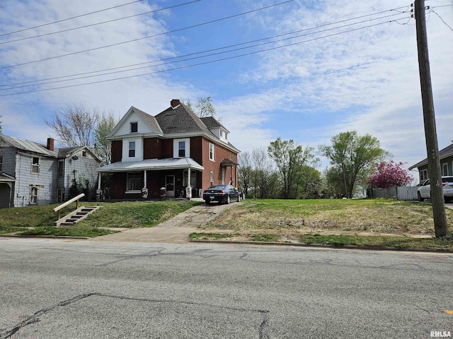 212 Chestnut St, Quincy, IL 62301 - traditional style home with driveway and a porch
