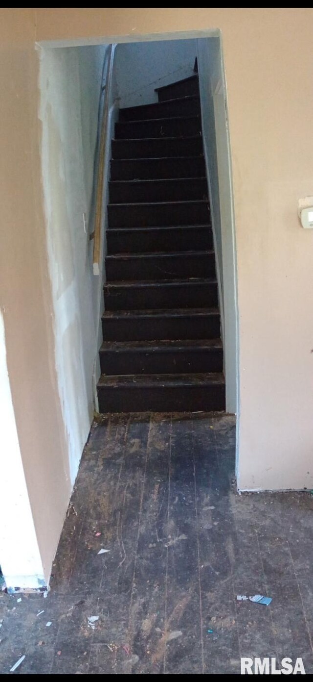 1360 Oak St, Hamilton, IL 62341 - view of stairway