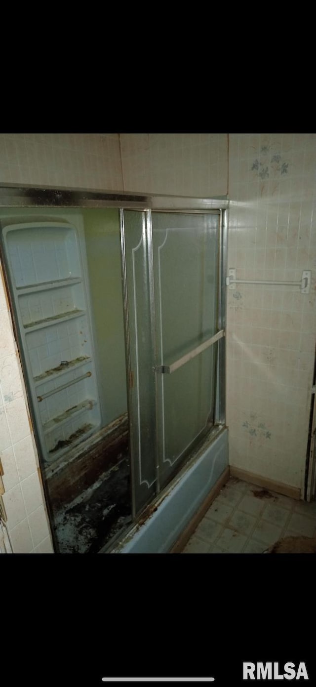 1360 Oak St, Hamilton, IL 62341 - full bathroom featuring tile patterned floors