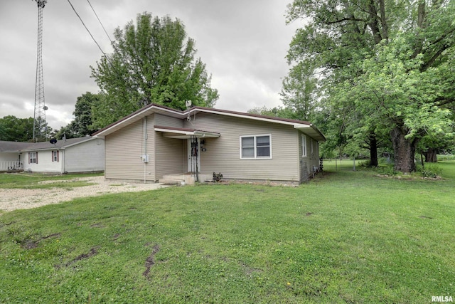 305 E Clay St, Pleasant Hill, IL 62366 - view of front facade with a front lawn