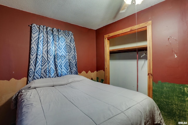 305 E Clay St, Pleasant Hill, IL 62366 - bedroom with a textured ceiling and ceiling fan