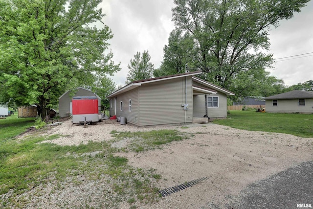 305 E Clay St, Pleasant Hill, IL 62366 - rear view of house with a lawn