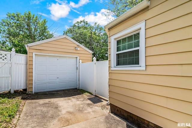 1622 W Cook St, Springfield, IL 62704 - detached garage with driveway and a gate