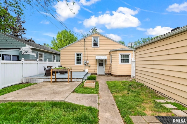 1622 W Cook St, Springfield, IL 62704 - back of house with a patio