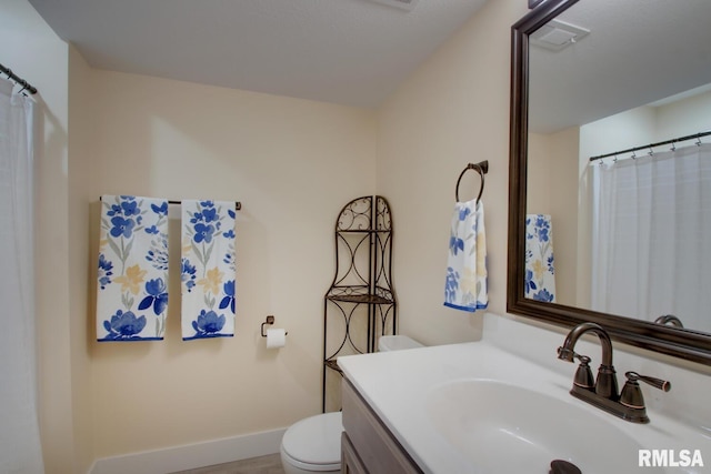 4619 Trinity Lakes Dr, Quincy, IL 62305 - full bath featuring toilet, vanity, baseboards, a shower with curtain, and wood finished floors