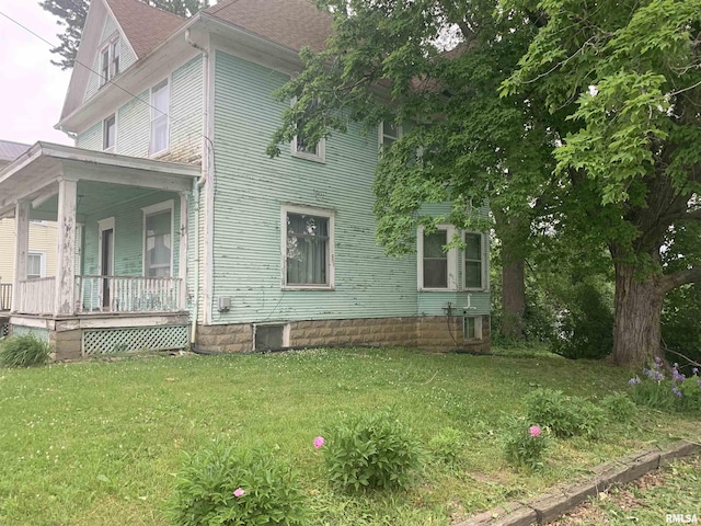 545 Bainbridge St, Barry, IL 62312 - view of side of home with a porch and a yard